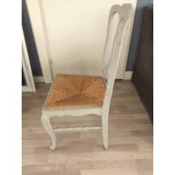 Twee houten stoelen