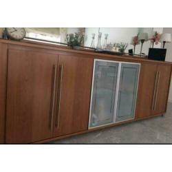Kersen kleur dressoir en bij behorende..