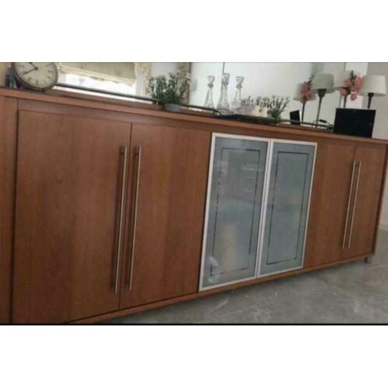 Kersen kleur dressoir en bij behorende..