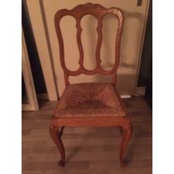 Twee houten stoelen