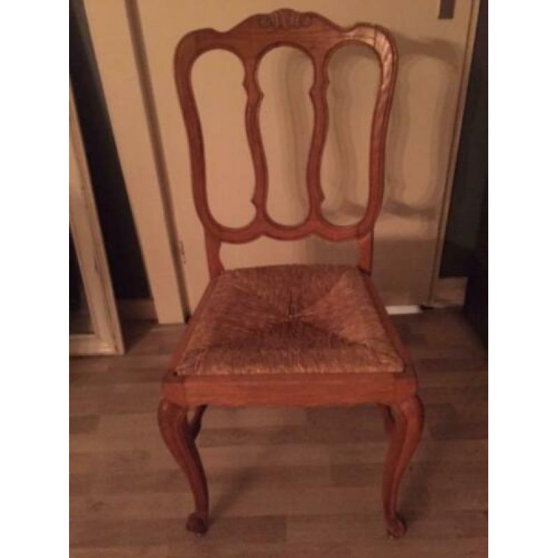 Twee houten stoelen