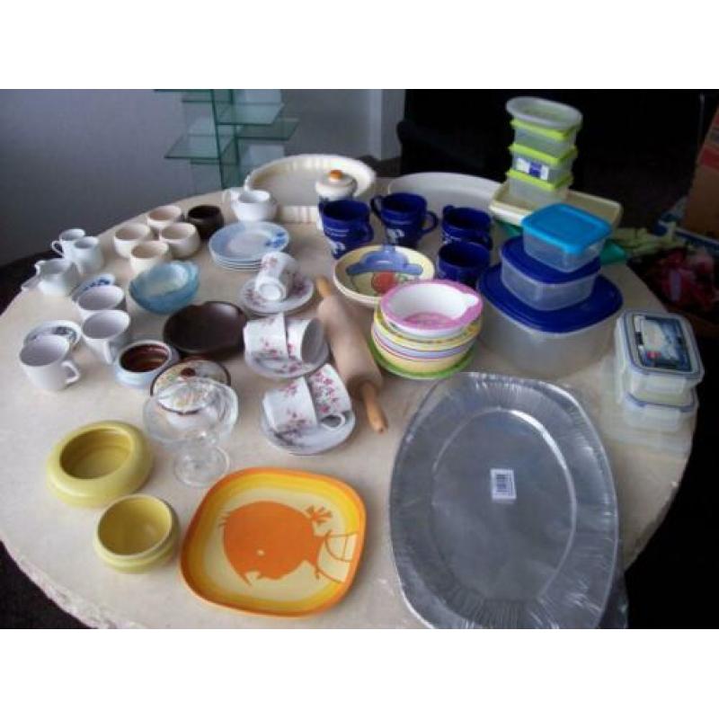 serviesgoed, kopjes, schaaljes, tupperware, kristal doos vol