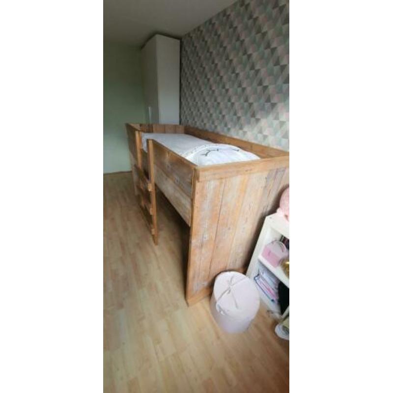 Steigerhouten half-hoogslaper.