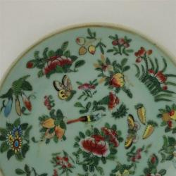 Chinees celadon bord met famille rose versiering