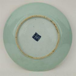 Chinees celadon bord met famille rose versiering (2)