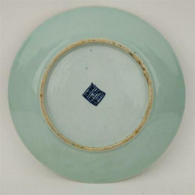 Chinees celadon bord met famille rose versiering (2)