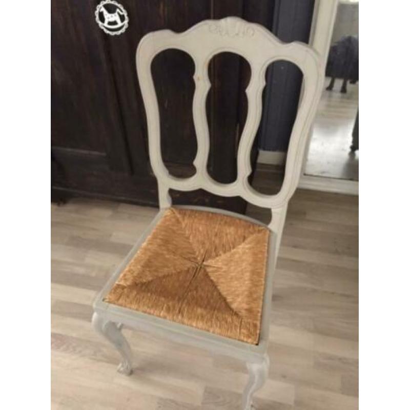 Twee houten stoelen