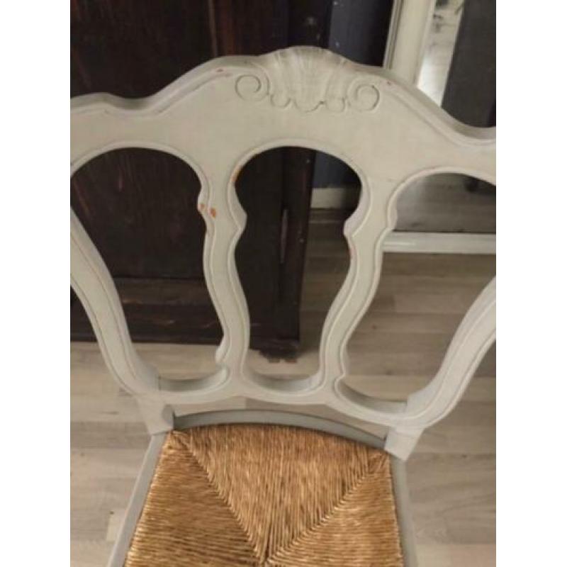 Twee houten stoelen