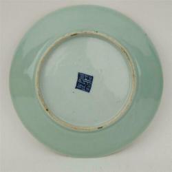 Chinees celadon bord met famille rose versiering