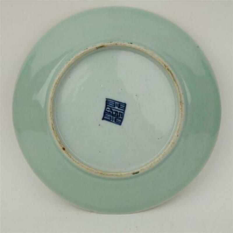 Chinees celadon bord met famille rose versiering
