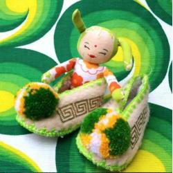 Griekse kinderslofjes / pompom pantoffeltjes uit Griekenland