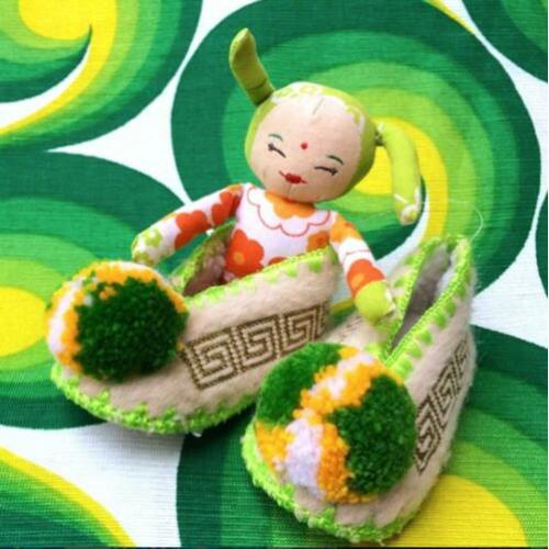 Griekse kinderslofjes / pompom pantoffeltjes uit Griekenland