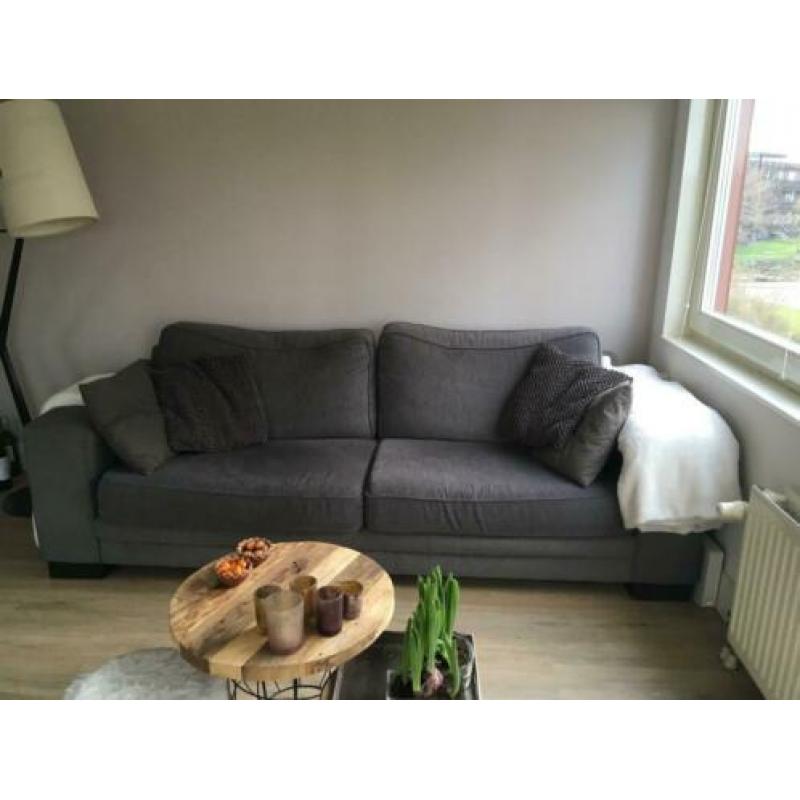 Mooie grijze Montel bank