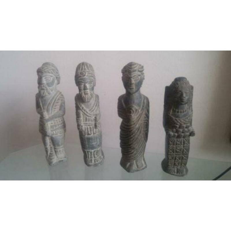5 kleine natuurstenen beelden uit de oudheid, uniek item.
