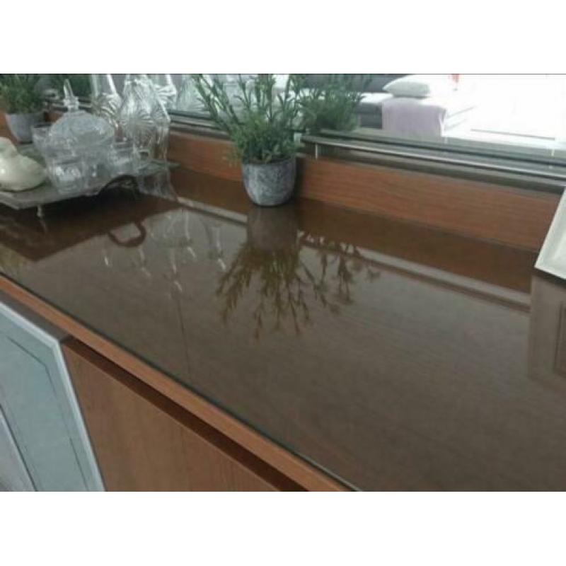Kersen kleur dressoir en bij behorende..