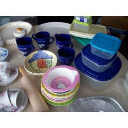 serviesgoed, kopjes, schaaljes, tupperware, kristal doos vol