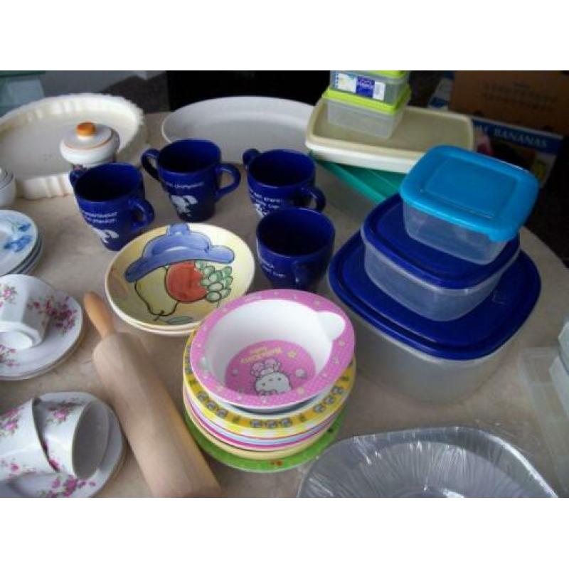 serviesgoed, kopjes, schaaljes, tupperware, kristal doos vol
