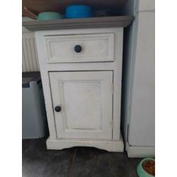 Kast grenen meg krijtverf 82 x 44 x 87 (complete inboedel)