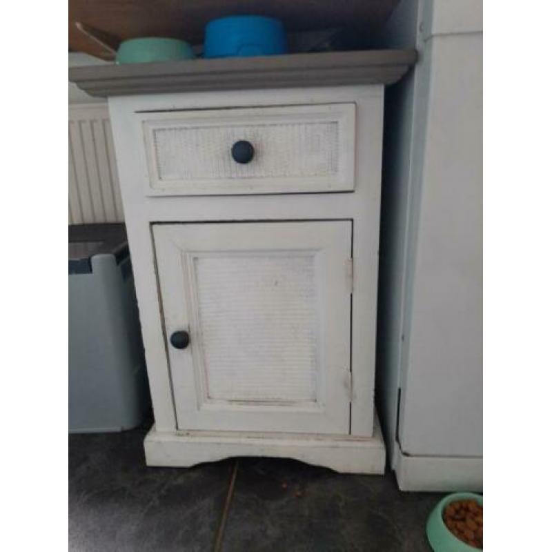Kast grenen meg krijtverf 82 x 44 x 87 (complete inboedel)