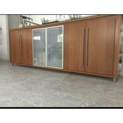 Kersen kleur dressoir en bij behorende..