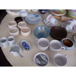 serviesgoed, kopjes, schaaljes, tupperware, kristal doos vol