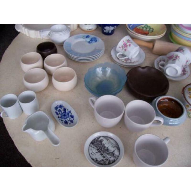serviesgoed, kopjes, schaaljes, tupperware, kristal doos vol