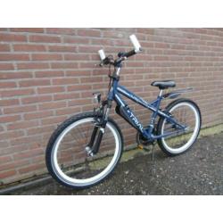 Mat blauwe Alpina Trial 24 inch jongensfiets 3 versnellingen