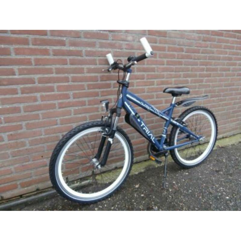 Mat blauwe Alpina Trial 24 inch jongensfiets 3 versnellingen