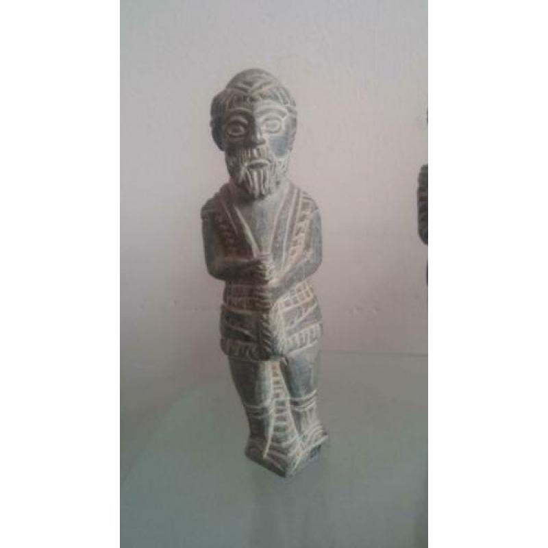 5 kleine natuurstenen beelden uit de oudheid, uniek item.