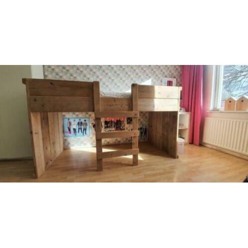 Steigerhouten half-hoogslaper.