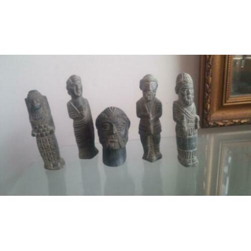 5 kleine natuurstenen beelden uit de oudheid, uniek item.