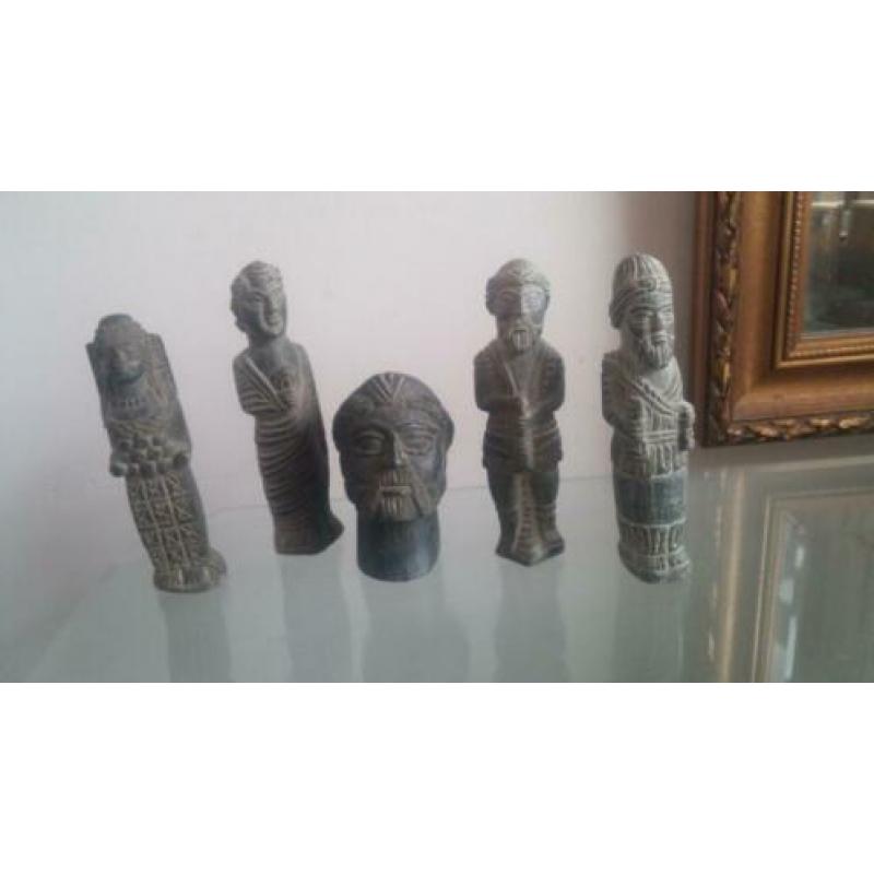 5 kleine natuurstenen beelden uit de oudheid, uniek item.
