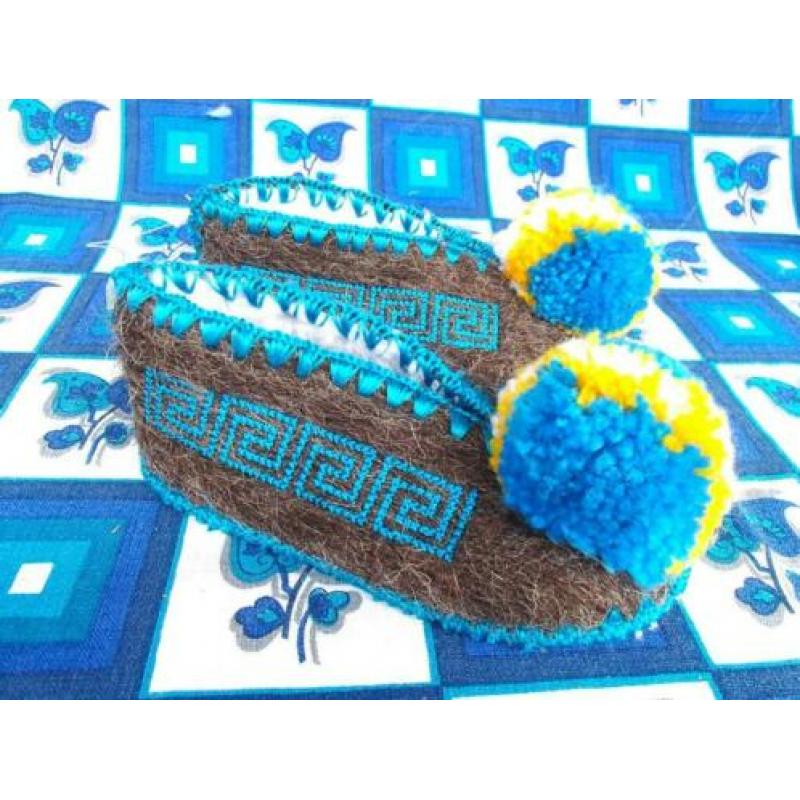 Griekse kinderslofjes / pompom pantoffeltjes uit Griekenland