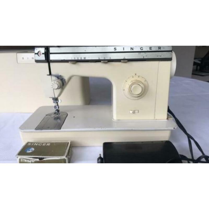 Singer elektrische naaimachine type 378