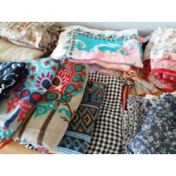 Partij nieuwe sjaals / shawls 55 stuks