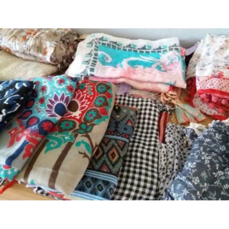 Partij nieuwe sjaals / shawls 55 stuks