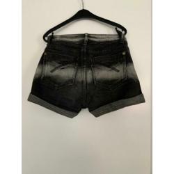 Korte broekjes van Flo en Pepe jeans maat 164