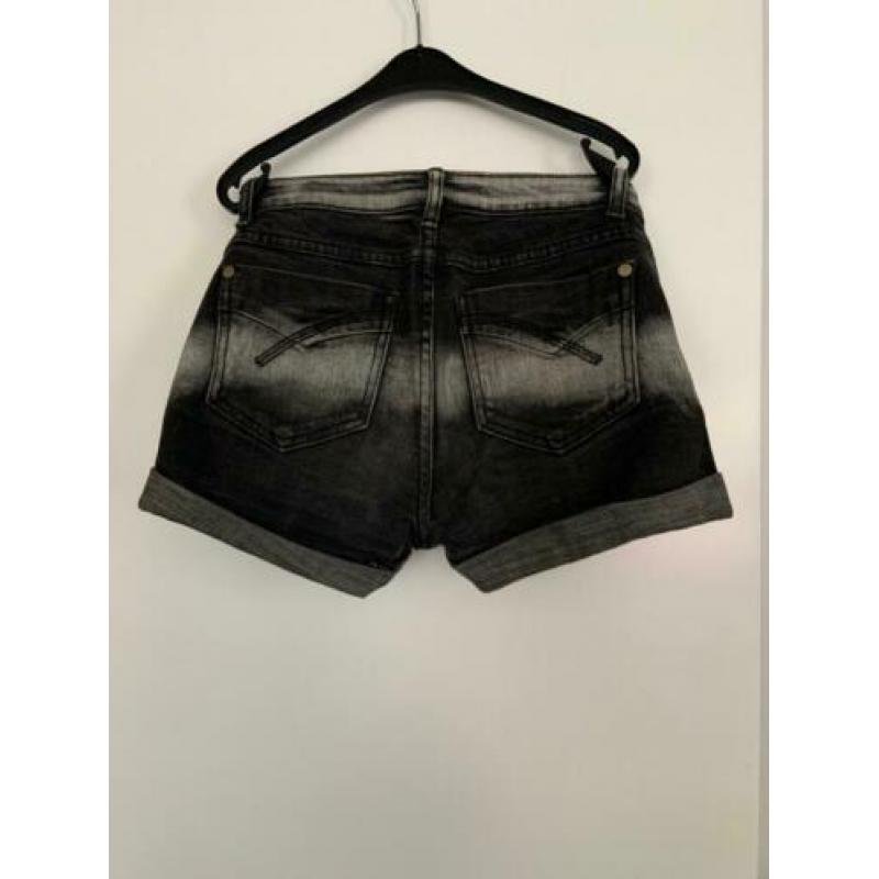 Korte broekjes van Flo en Pepe jeans maat 164