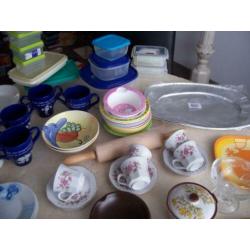 serviesgoed, kopjes, schaaljes, tupperware, kristal doos vol