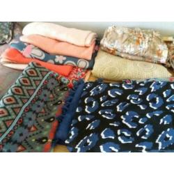 Partij nieuwe sjaals / shawls 55 stuks