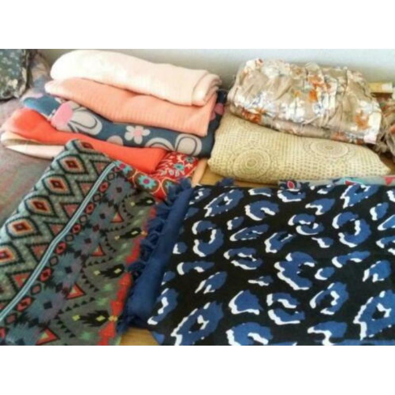 Partij nieuwe sjaals / shawls 55 stuks