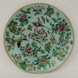 Chinees celadon bord met famille rose versiering (2)