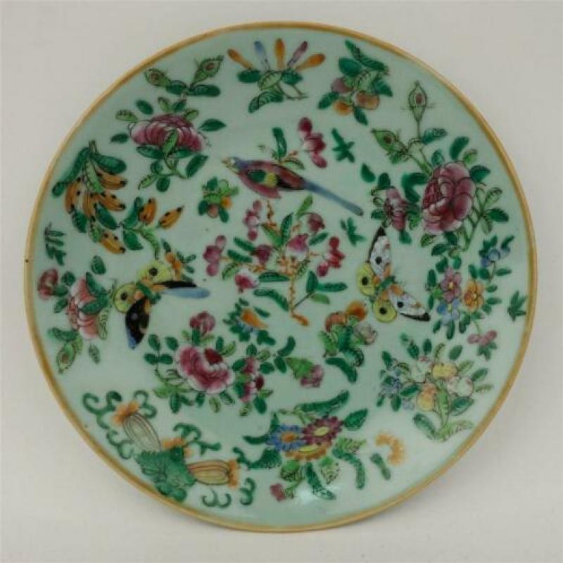 Chinees celadon bord met famille rose versiering (2)