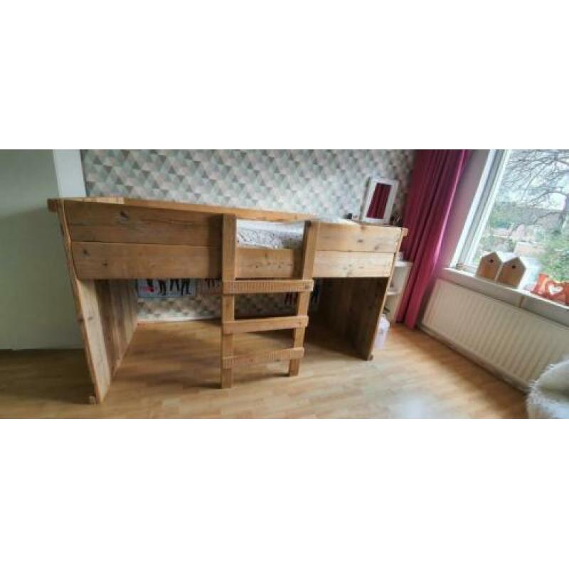 Steigerhouten half-hoogslaper.