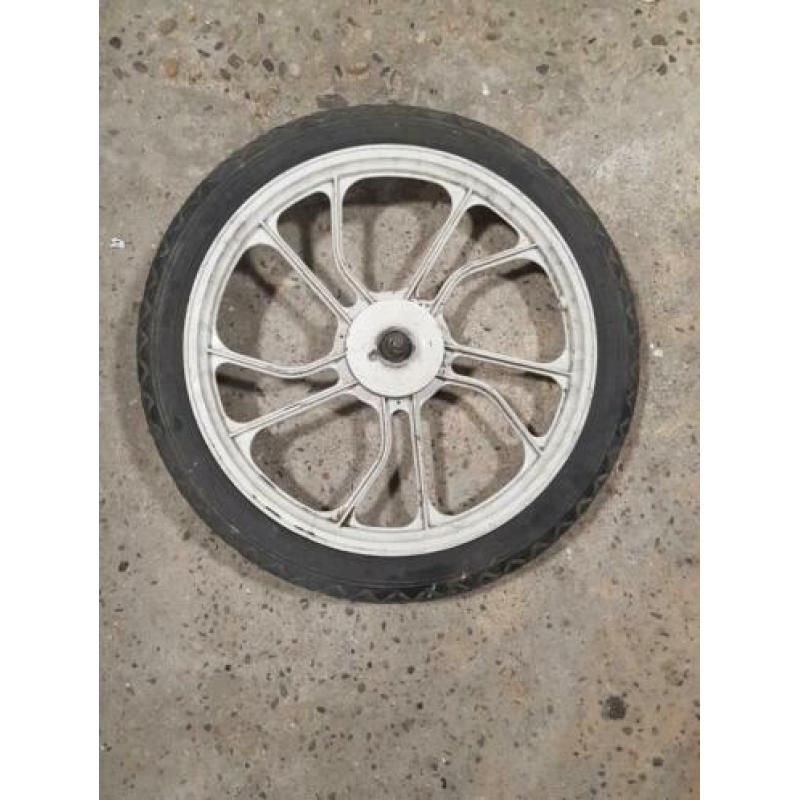 Tomos banden met velg