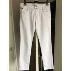 Witte aangesloten zomerbroek maat 42