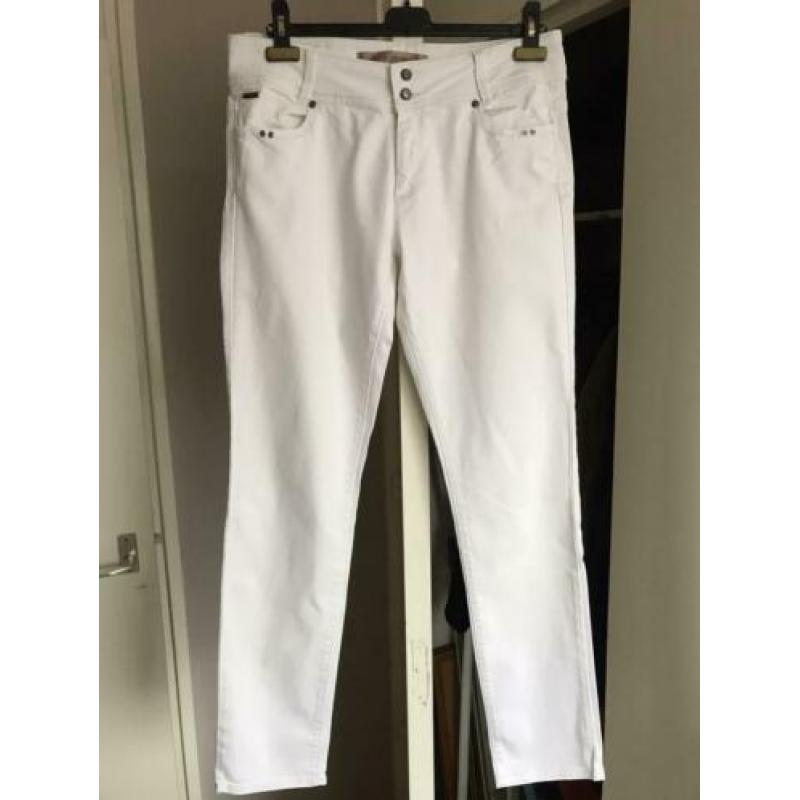 Witte aangesloten zomerbroek maat 42
