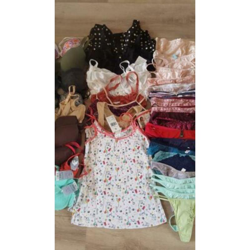 Partij lingerie 105 stuks.