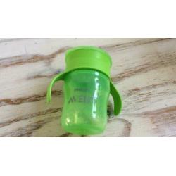 Pakket met baby flesjes, drinkbekers en fiep