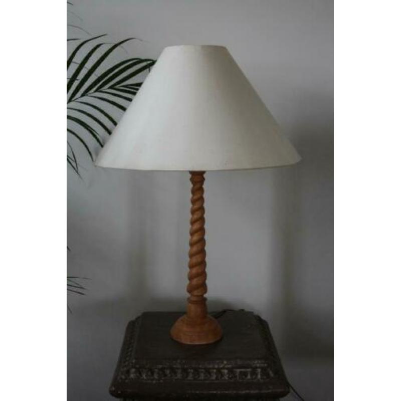 Schemerlamp met fraaie gedraaide houten voet. Sfeermaker